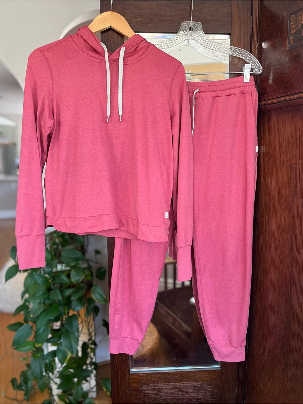 Vuori Pullover Hoodie & Performance Jogger Size Medium. EUC.